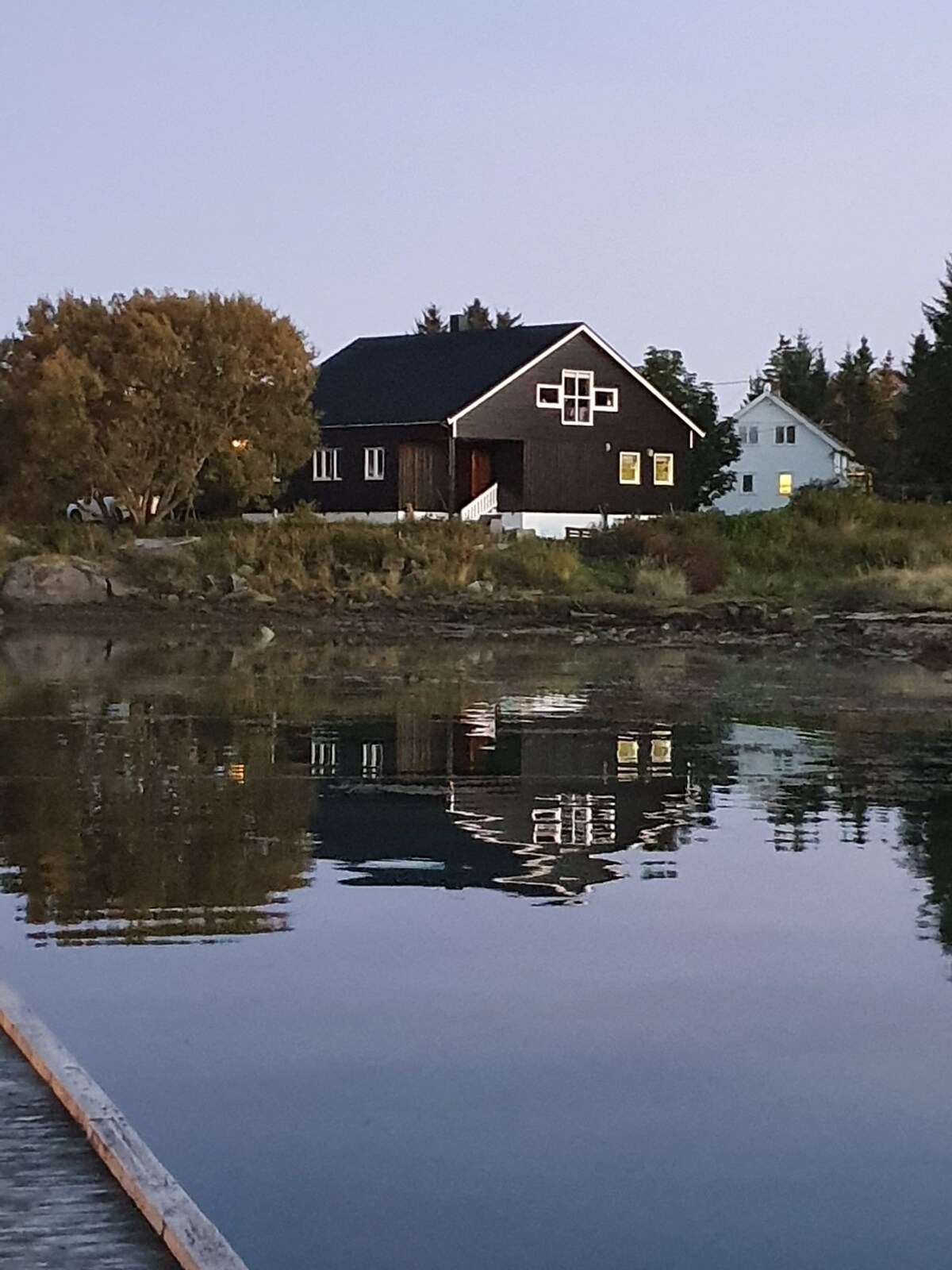 Hus ved havet i Ylvingen