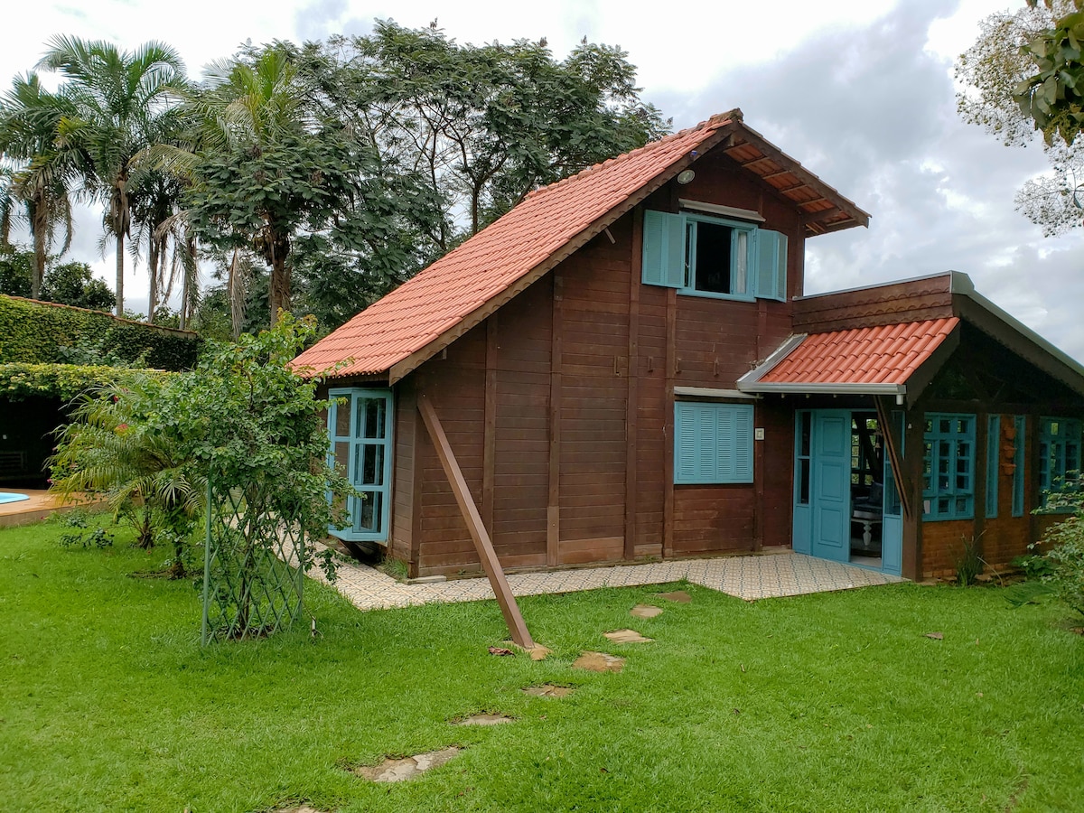 CHALÉ CHARMOSO COM MUITO VERDE