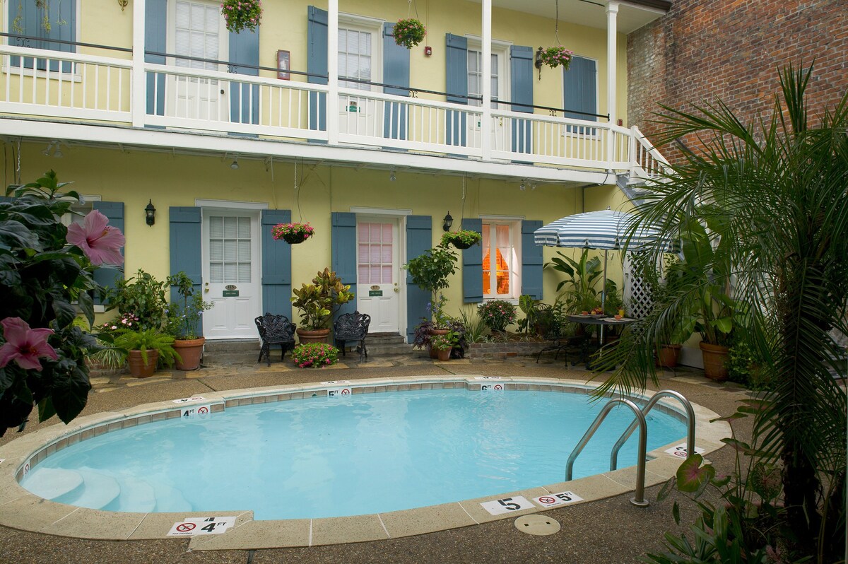 Quaint FQ Courtyard Hotel w 2 Pools - 2 Queen Beds
