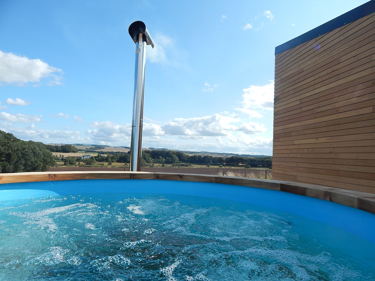 Tweed Hideaway是一座配备热水浴缸的豪华度假木屋！