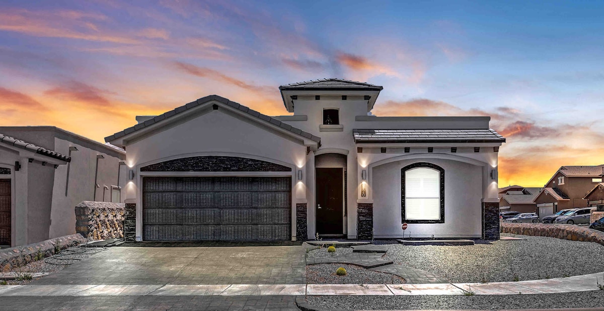 Entire home in front of park, backyard for dogs