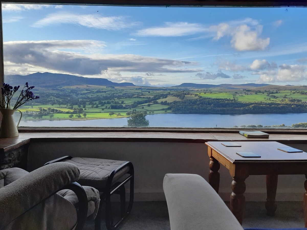 Rustic retreat with stunning views of Bala lake