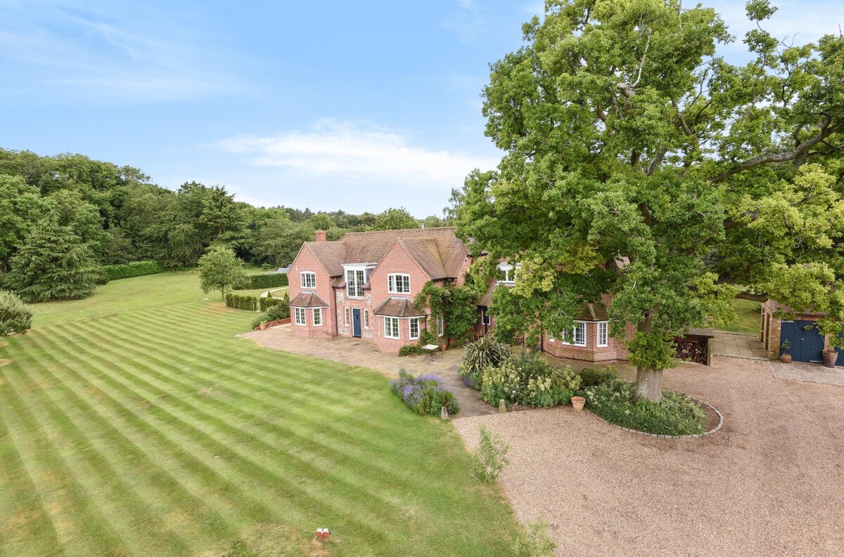 Large country home in Henley - pool and hot tub