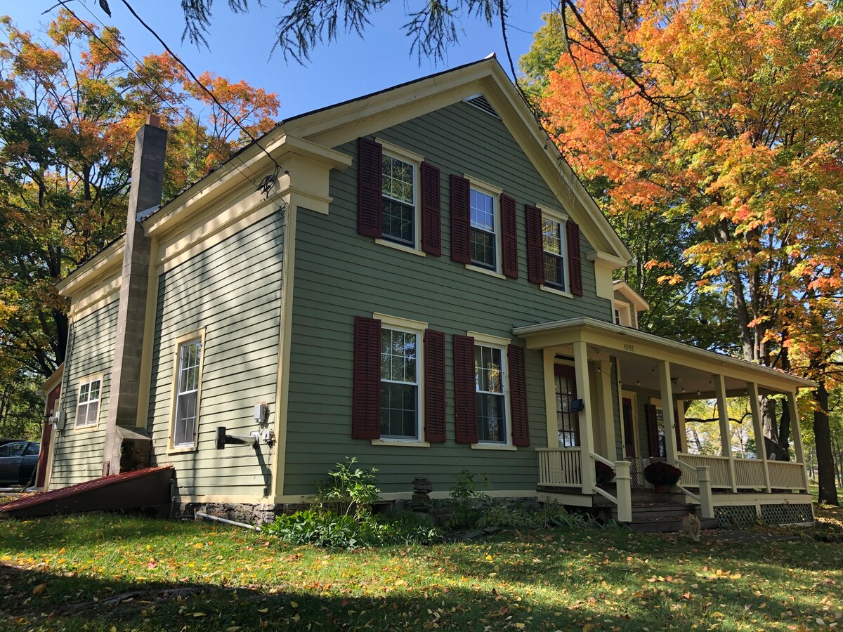 Beautiful 1830's farmhouse 15 minutes to Ithaca