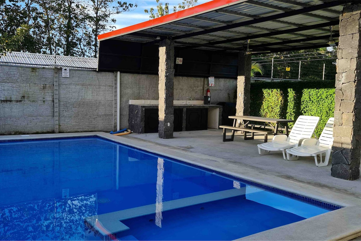Los Girasoles、全新家庭民宿和私人泳池