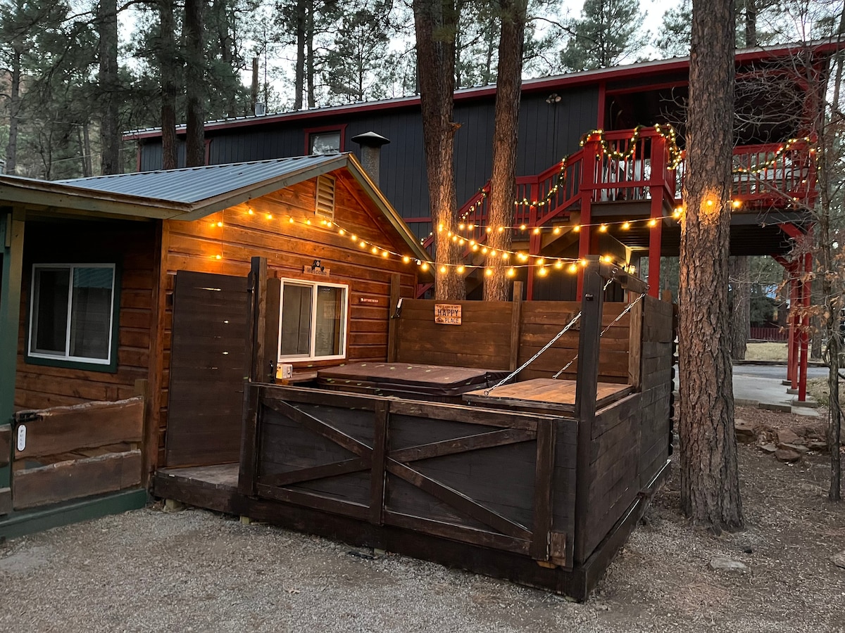 舒适的Knotty Bear小屋，地理位置优越，带热水浴缸