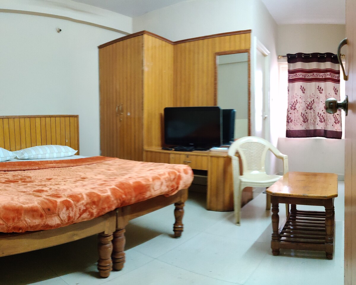 Close to Yeshwanthpur Railway station and Bus stop