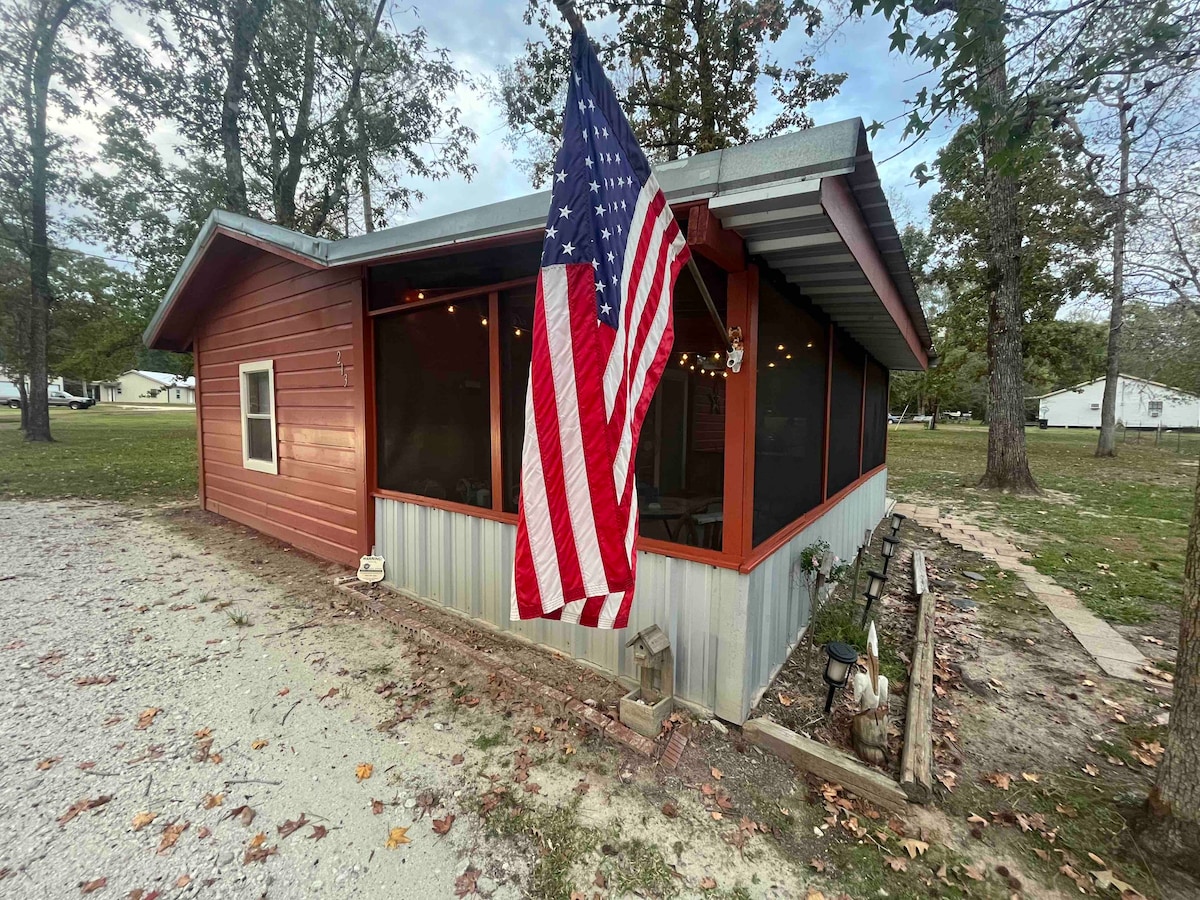 The Mudbelly Cabin near Lake Sam Rayburn