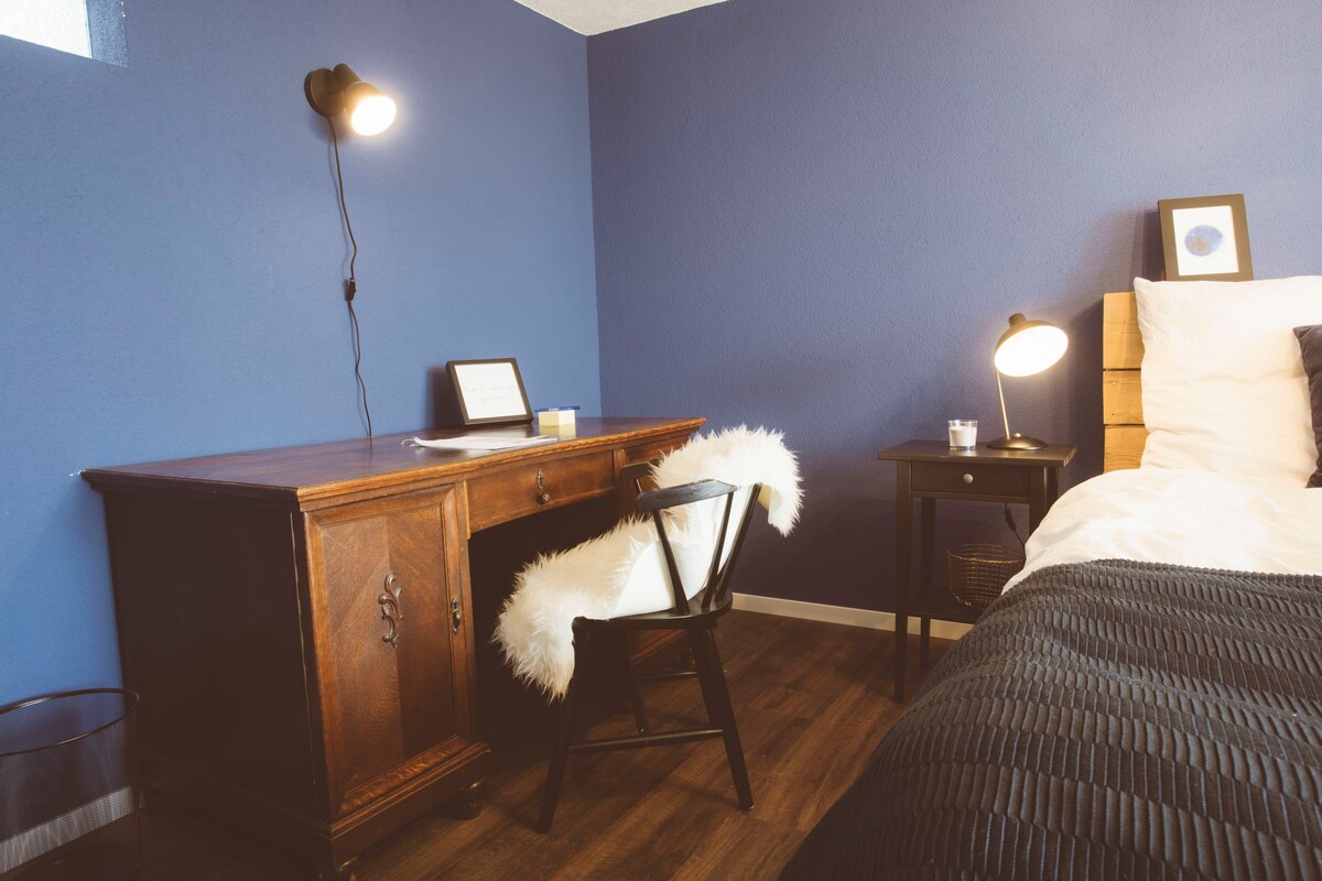 时尚的蓝色房间，景色迷人（ Klotzberg ）