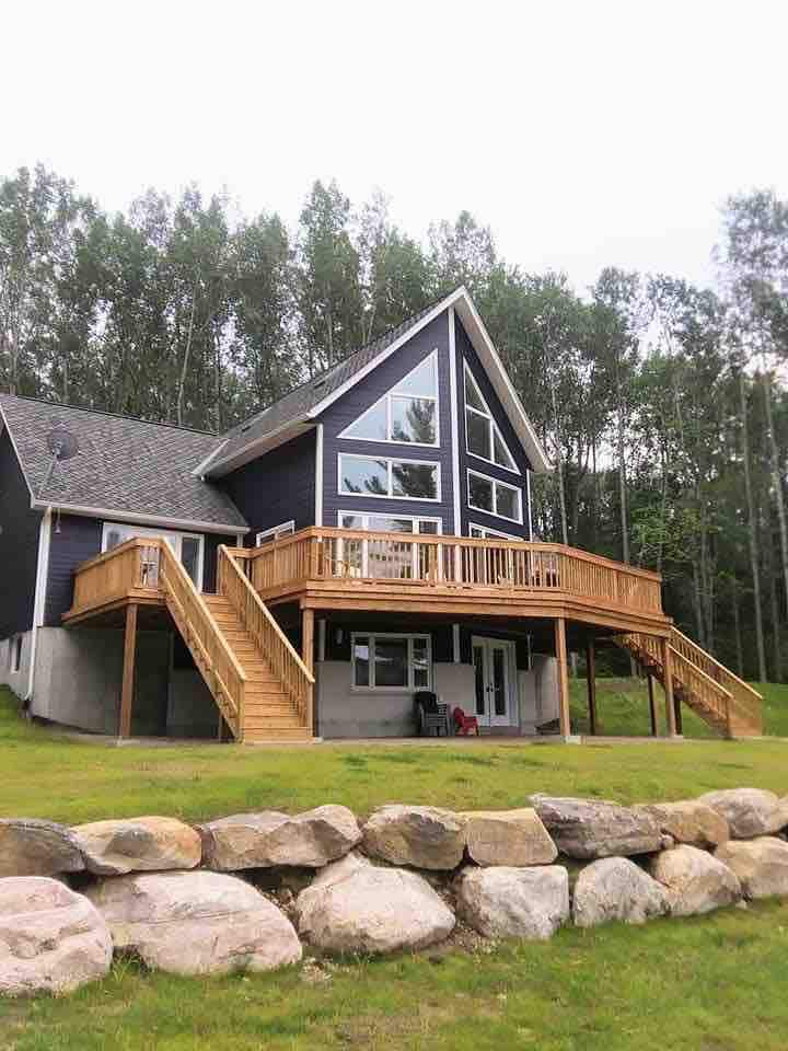 Driftwood lodge on Bark Lake