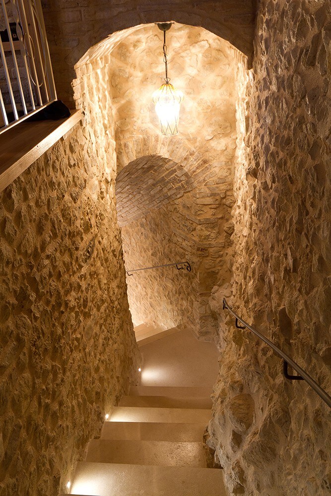 带按摩浴缸的中世纪3层塔楼