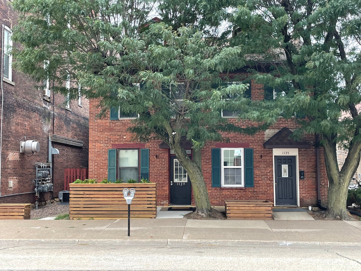 1129 # 4/Prime Downtown Dubuque, Cozy Brick Charm