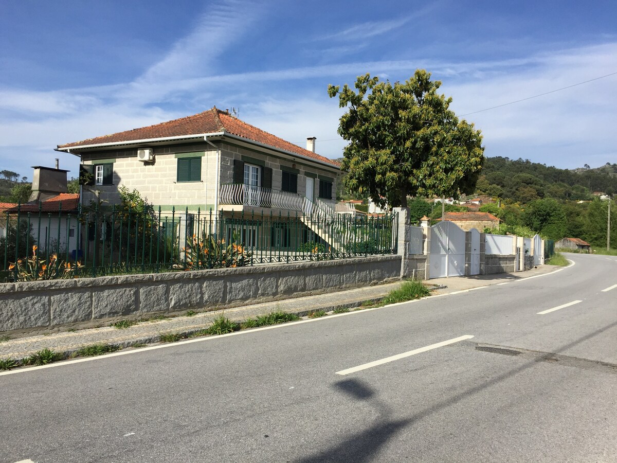 波尔图附近的典型葡萄牙房屋