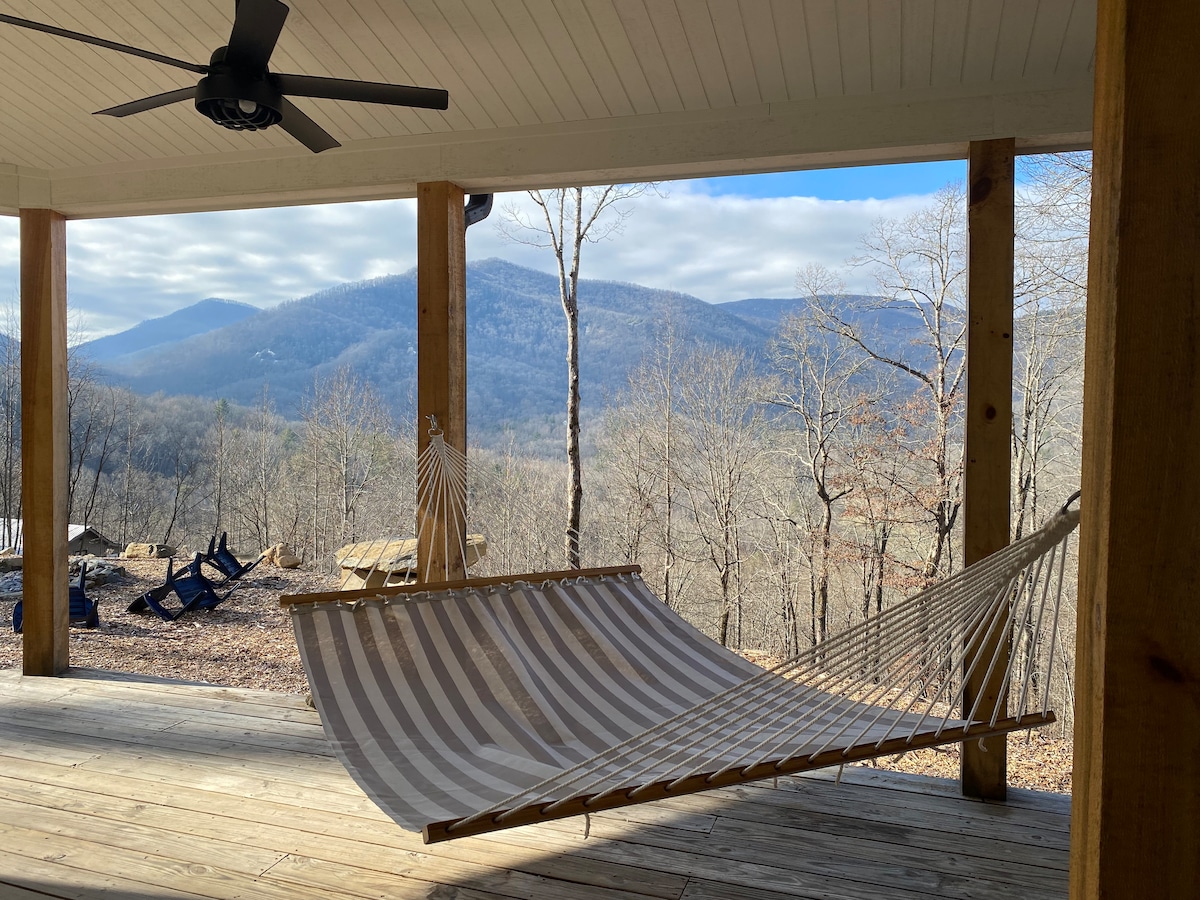 New Modern Cabin with Stunning Mountain View