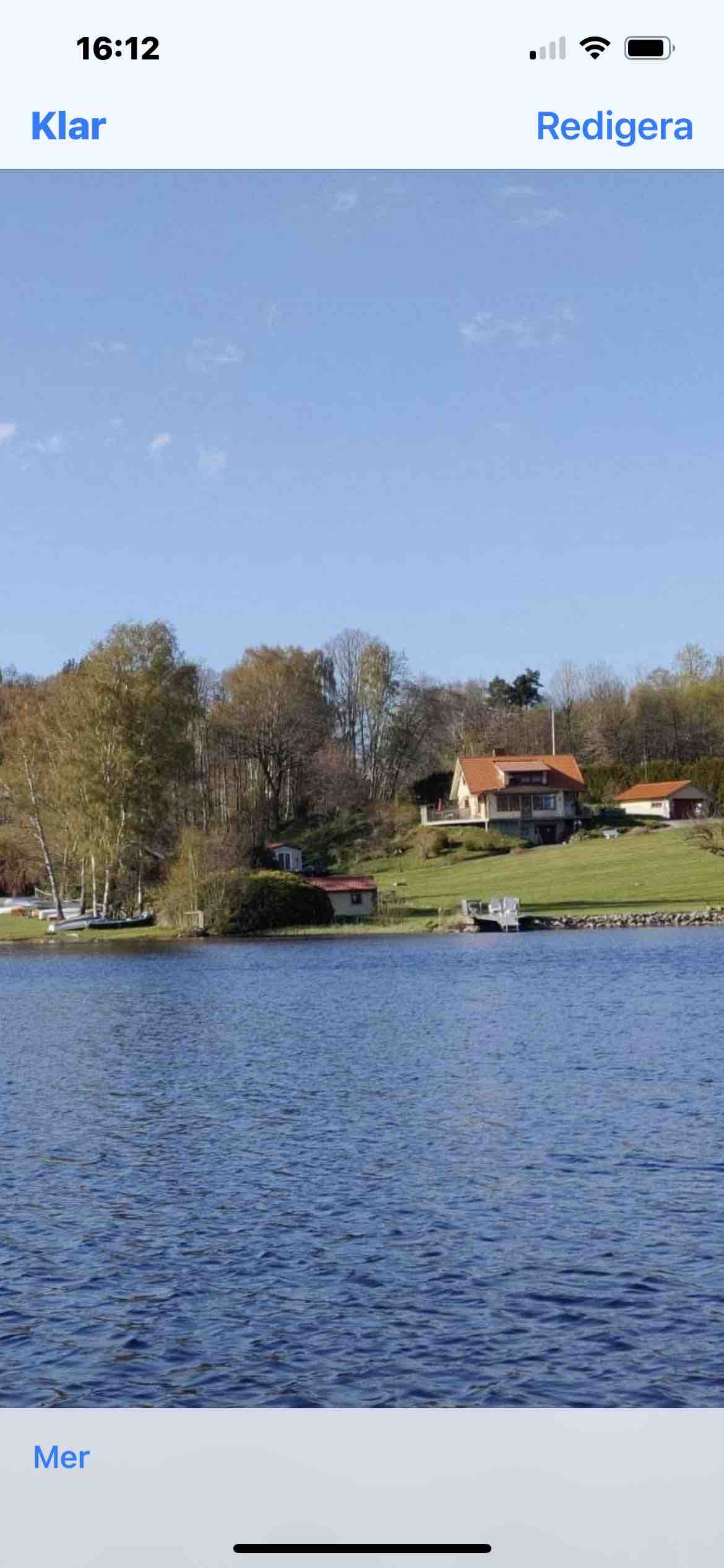 Huset vid sjön med egen brygga och båt.