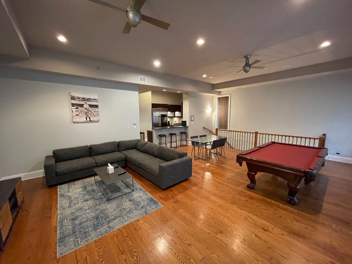 4 Bedroom with Pool Table steps from Wrigley