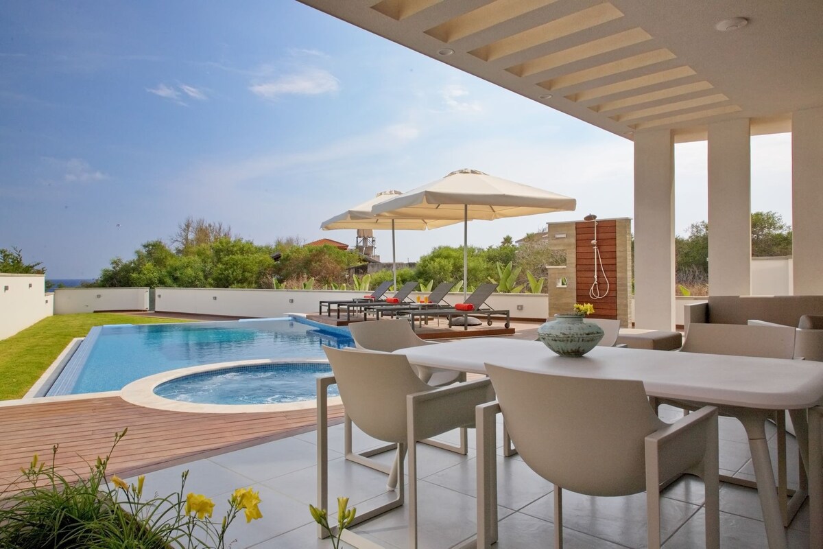 R 1091 Joseph’s Beachfront Villa With , Mini - Bar & Infinity heated swimming pool