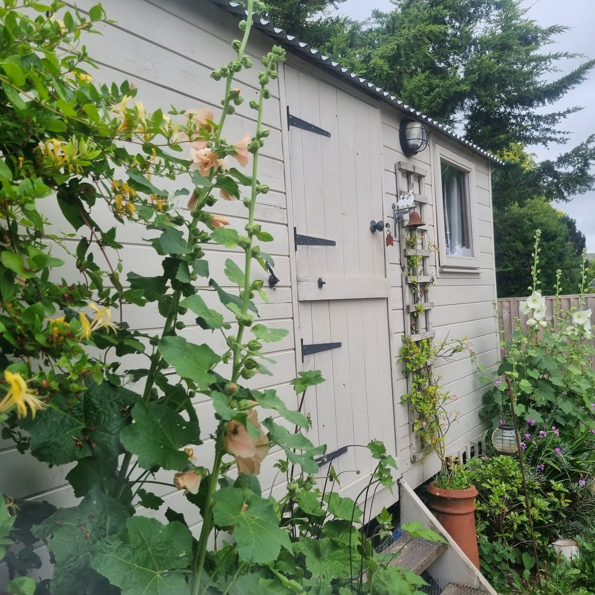 The Hut at Gundenham