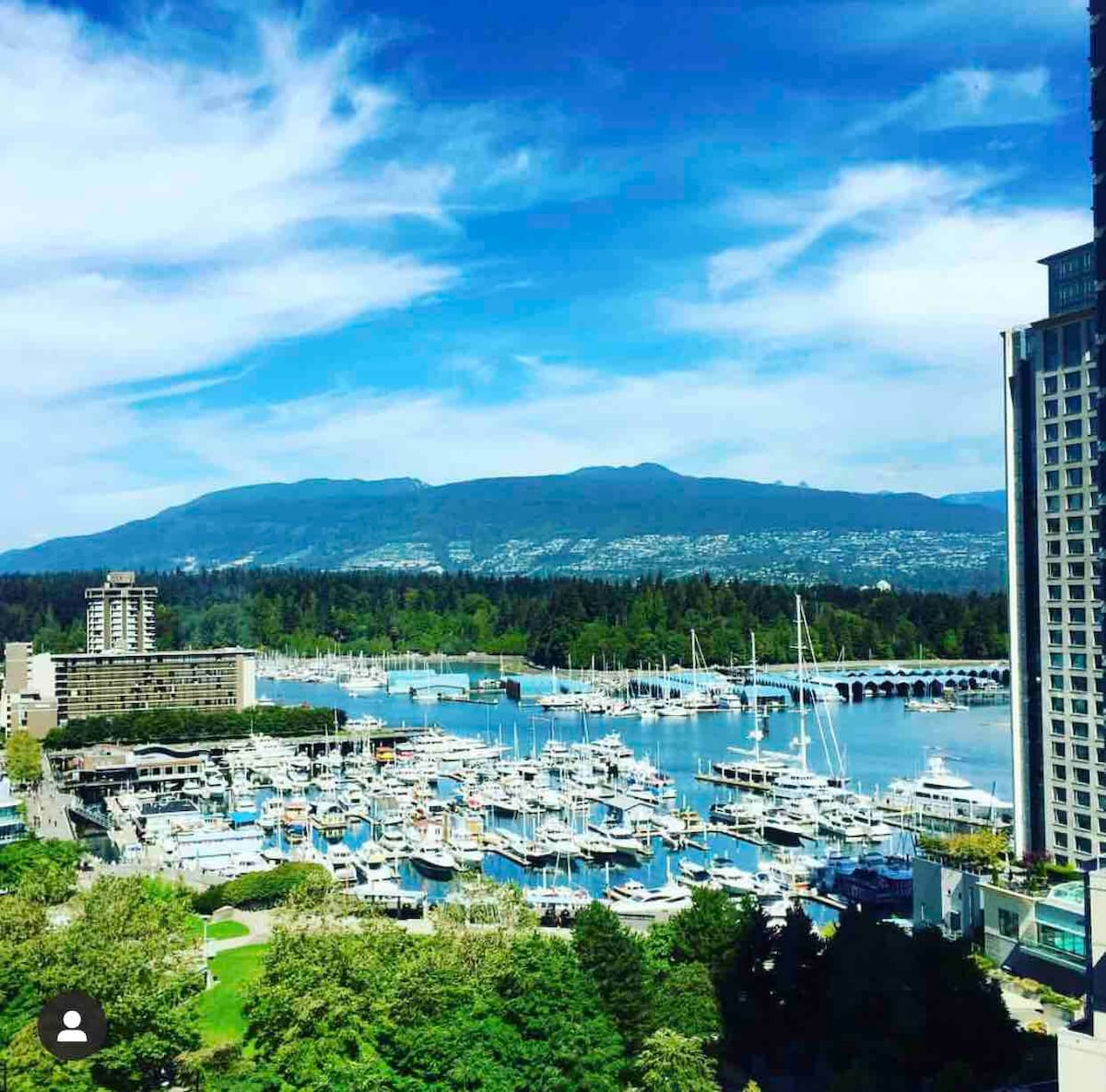 Luxury Coal Harbour 2 bed 2 bath w/ Stunning Views