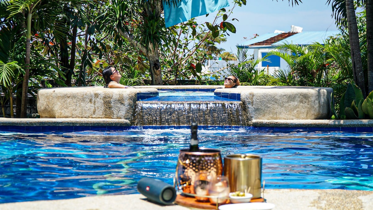 Anza Mactan Beach Villa -Private Pool & Beachfront