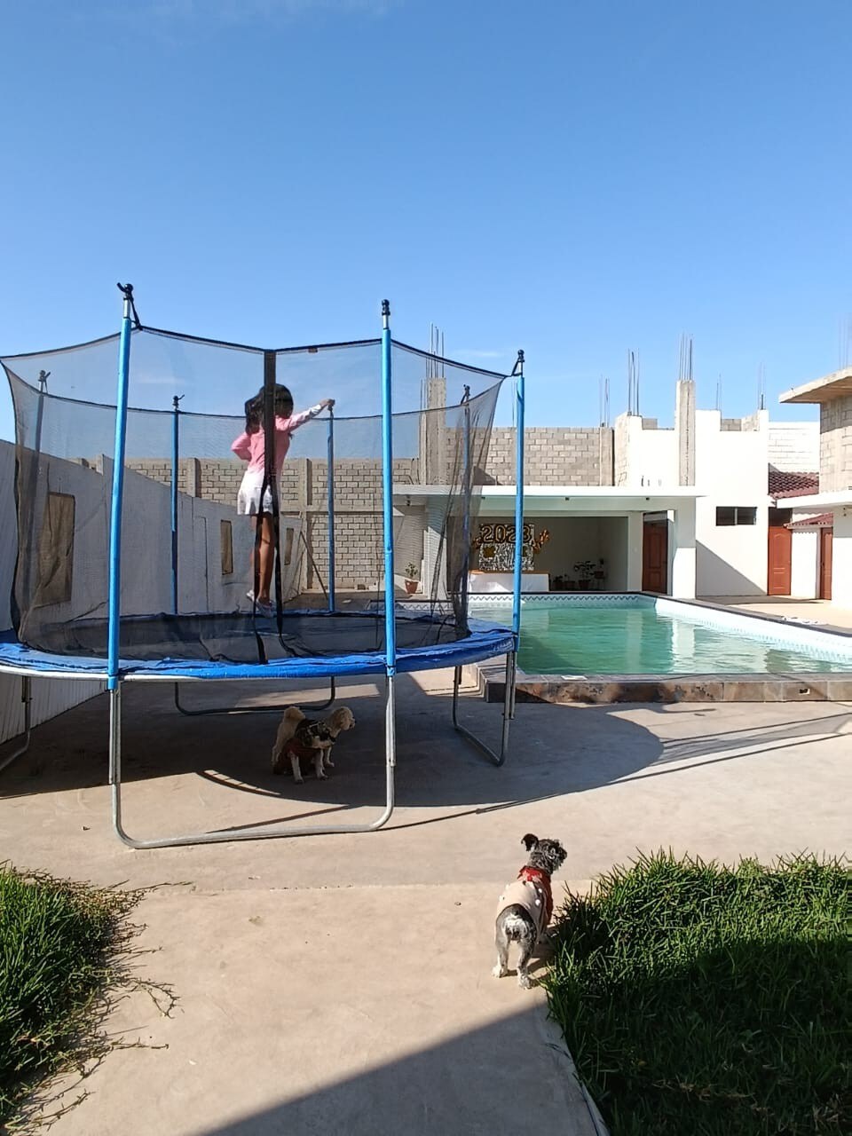 Hermosa casa con piscina y cancha deportiva