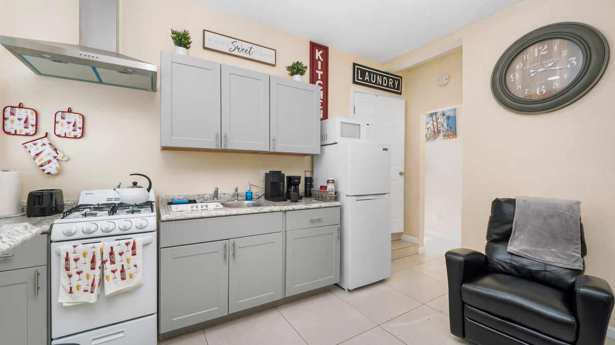 私人单间公寓/全功能厨房/洗衣机和烘干机/露台。