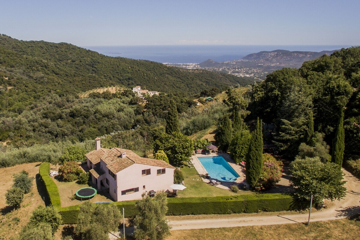 Scenic villa in Tanneron with pool