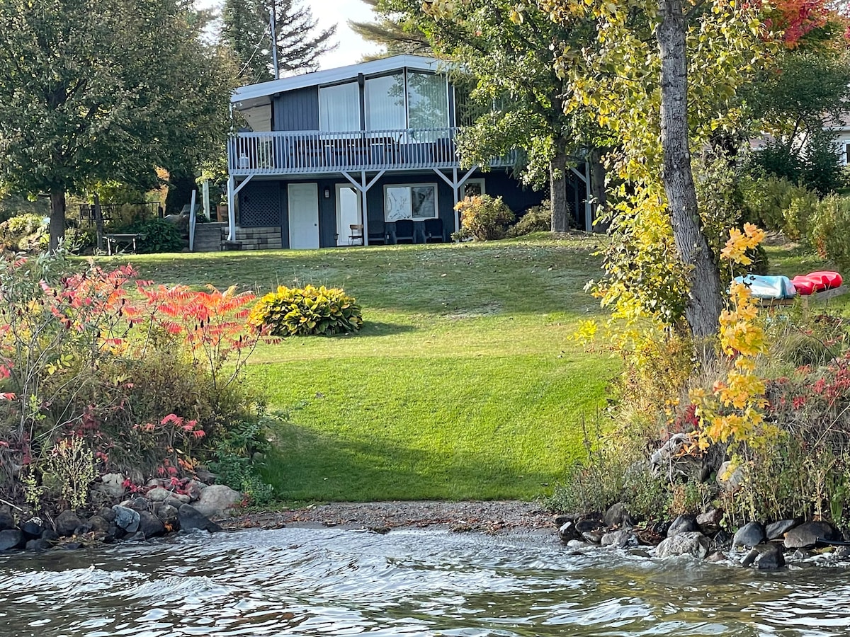 马戈格湖（ Lake Magog ）上美丽的小屋！