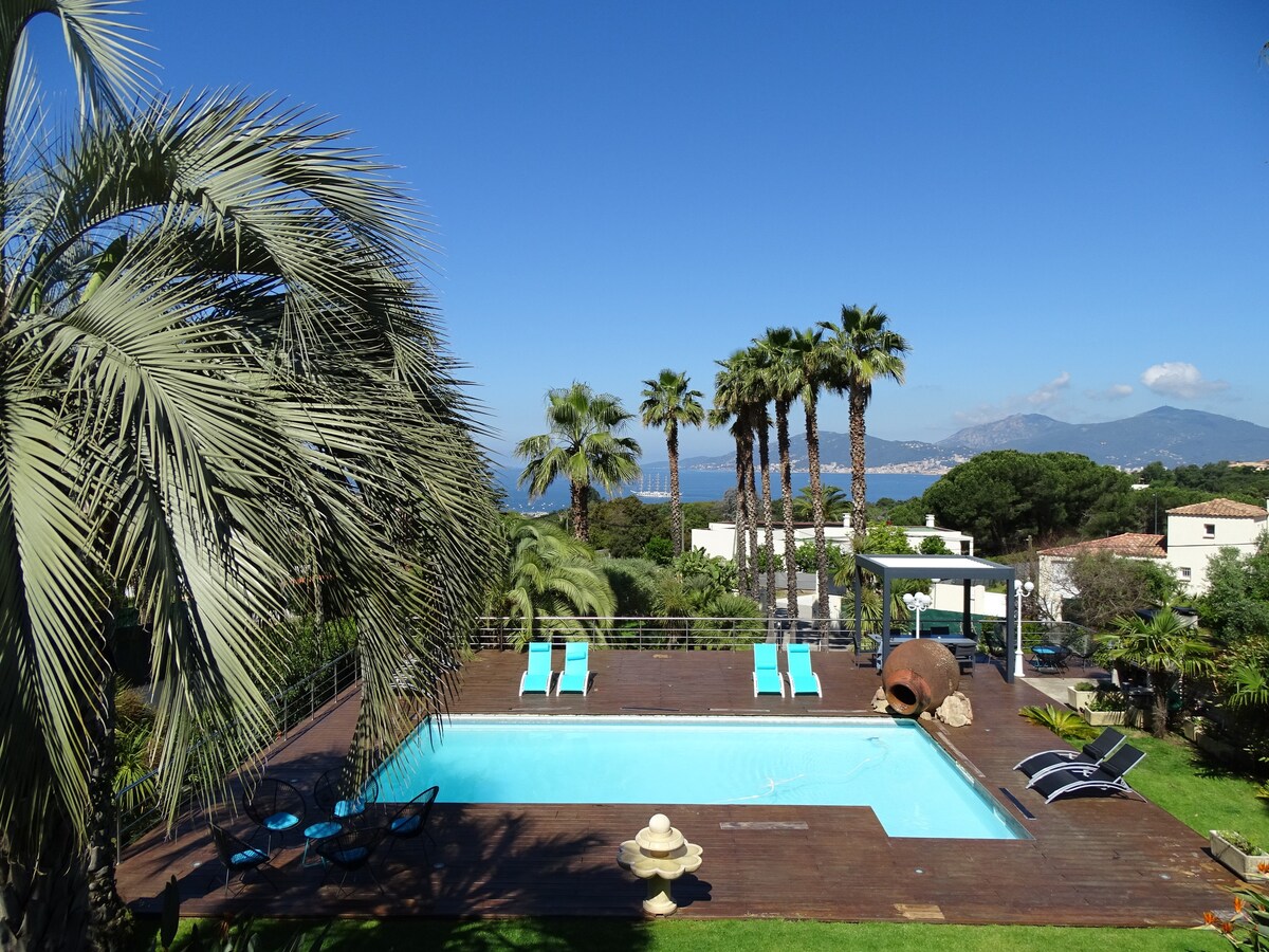 别墅面积为110平方米，可欣赏壮丽的海景和泳池