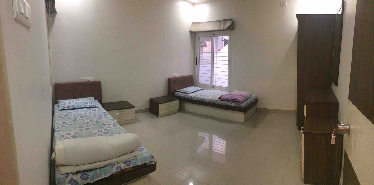 Luxurious flat in Alkapuri. Safe & posh locality.