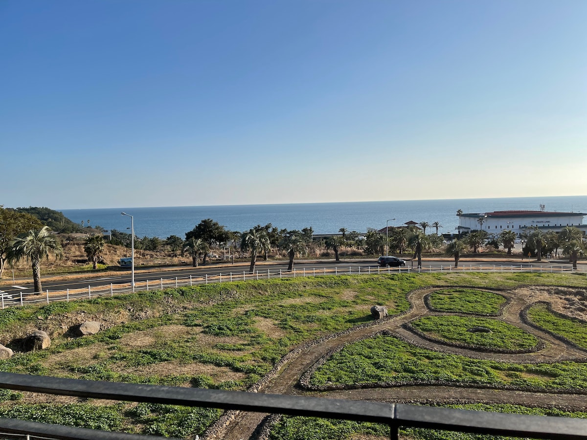 新中文萨达尔海滩（ New Jungmun Sakdal Beach ）正前方，俯瞰豪华休闲度假村海景