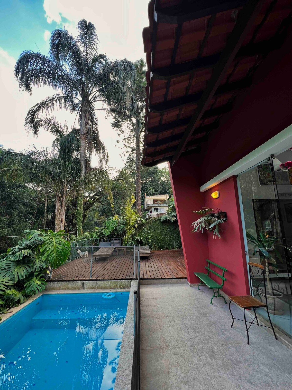 Casa central com piscina e jardim