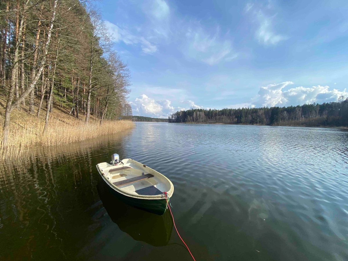 Blockhaus im Baltikum / Litauen im Wald am See