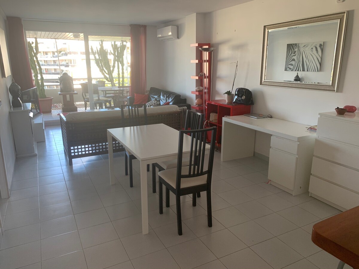 Habitacion Doble en Apartamento en Marina Botafoc
