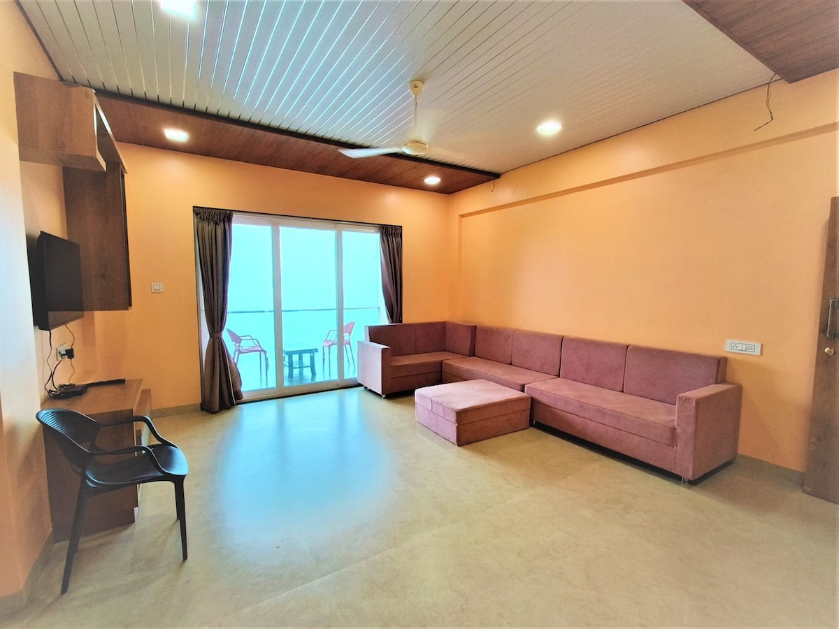 Paramount Villa 2 bhk ，可欣赏湖景草坪花园