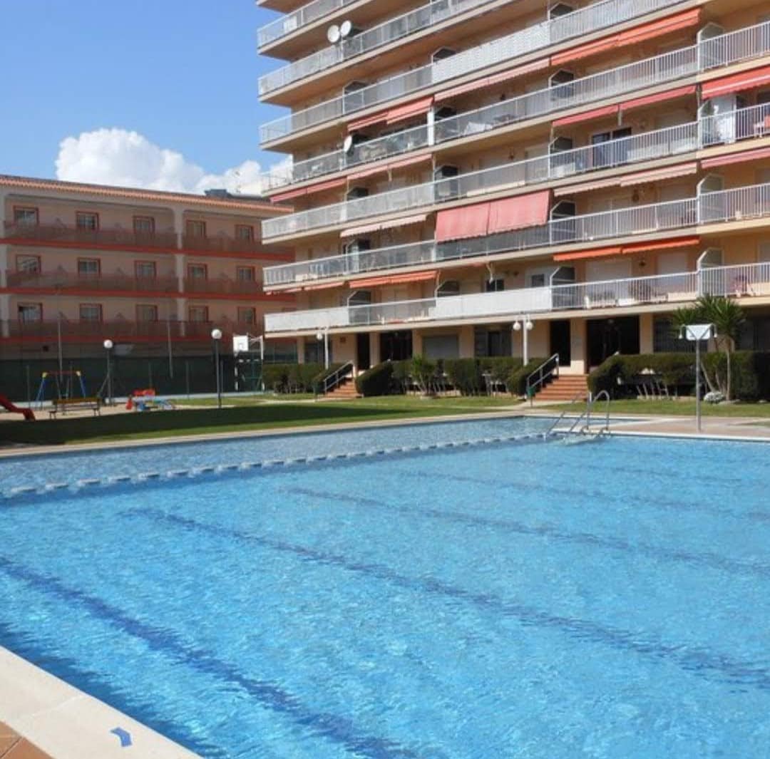 Apartamento con gran piscina, al lado de la playa.