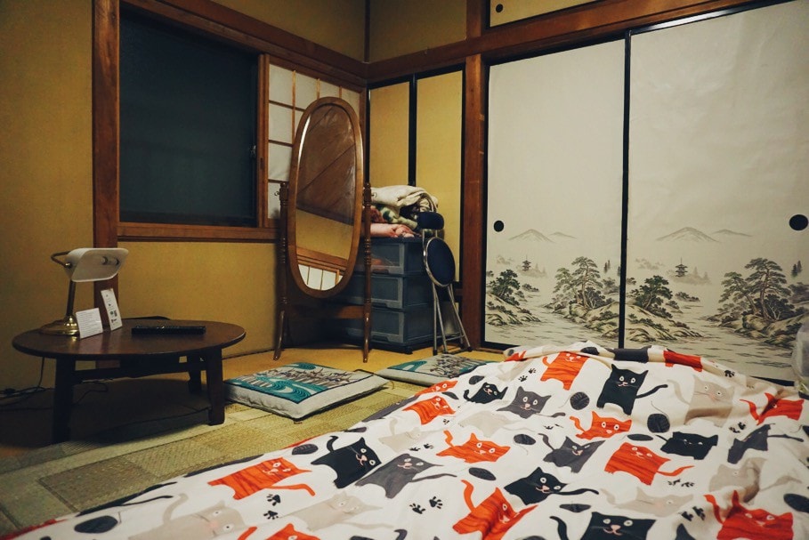 传统日式客房，早餐和猫咪