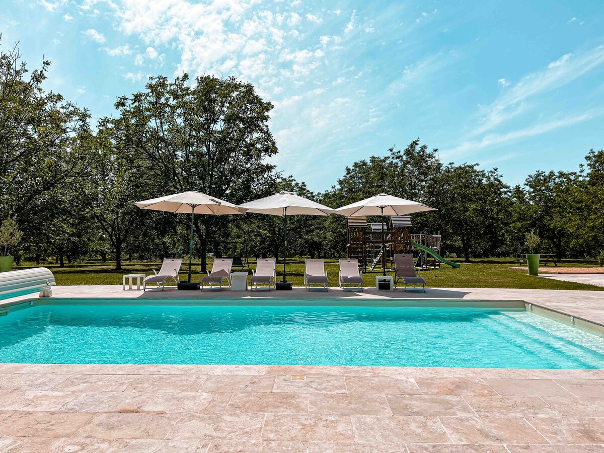 Périgord Noir带温水泳池和水疗中心的别墅