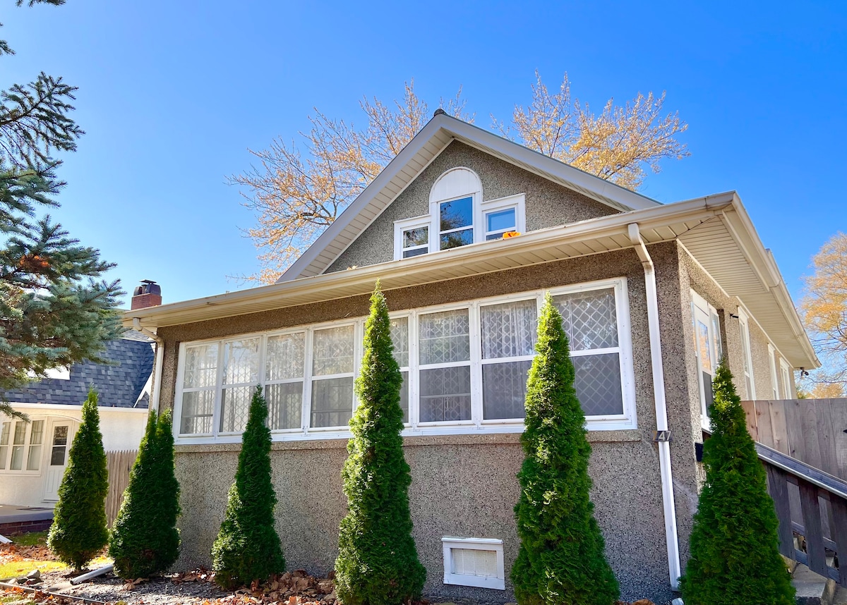 Bungalow with dog-friendly yard near Starved Rock