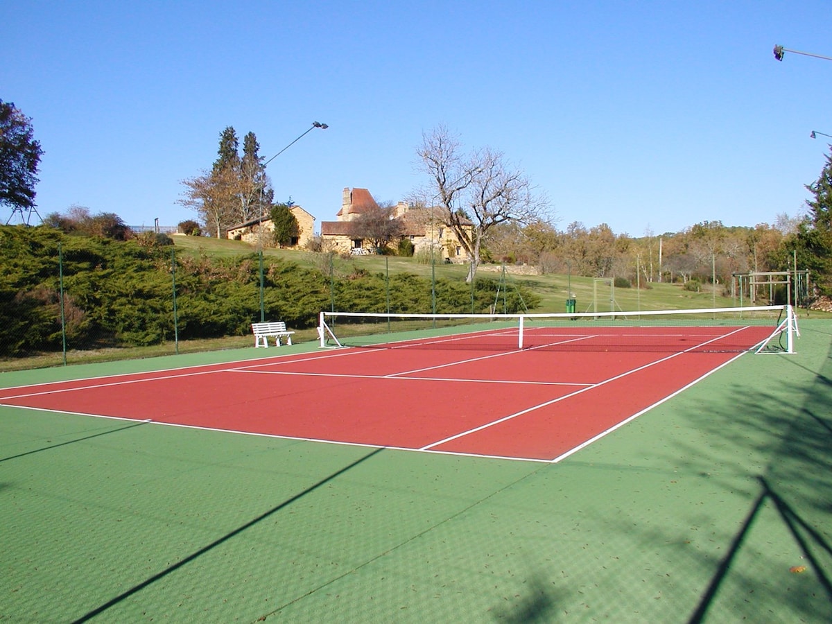 "Le Charme" sur 5ha, avec piscine, tennis, vélos