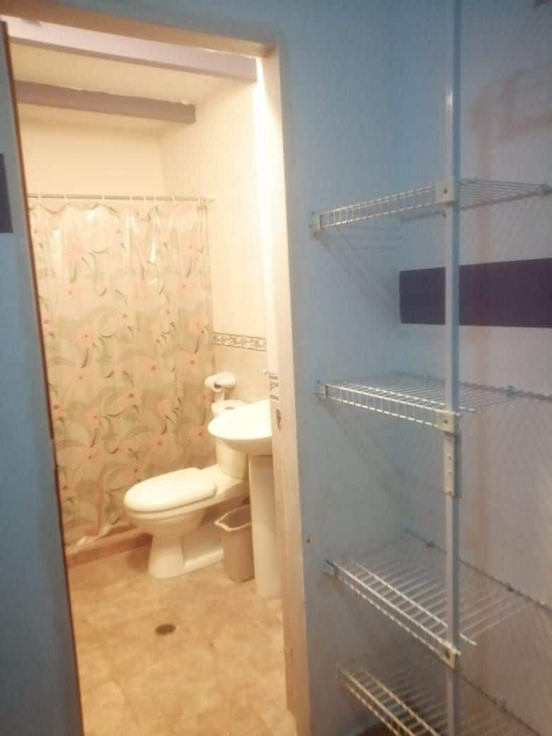 Habitación con baño privado.