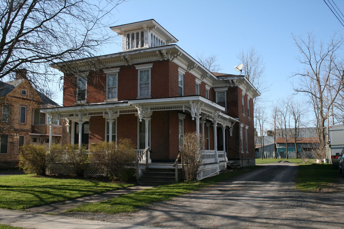 Cayuga at Red Brick Manor-Queen Bed