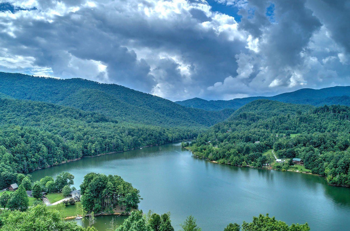 Lake Life Mountain & Lake景观、热水浴缸和码头