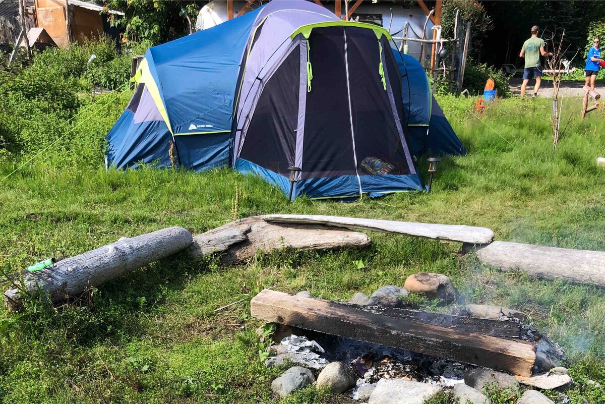 家庭帐篷露营。可容纳5人的床上用品
