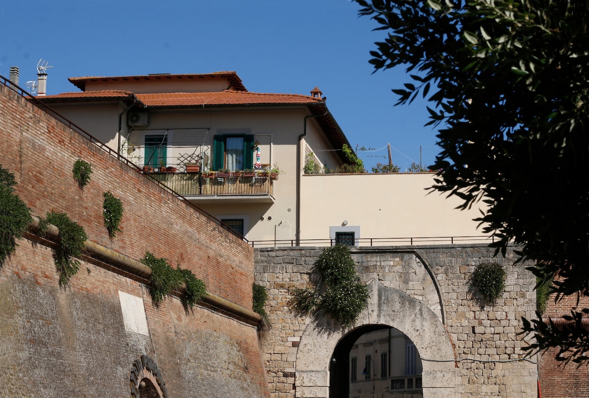 巢穴：中世纪城墙上的浪漫公寓