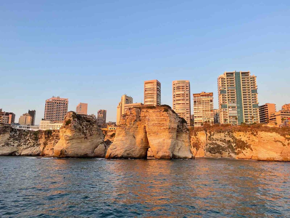 探索黎巴嫩海岸的现代游艇
