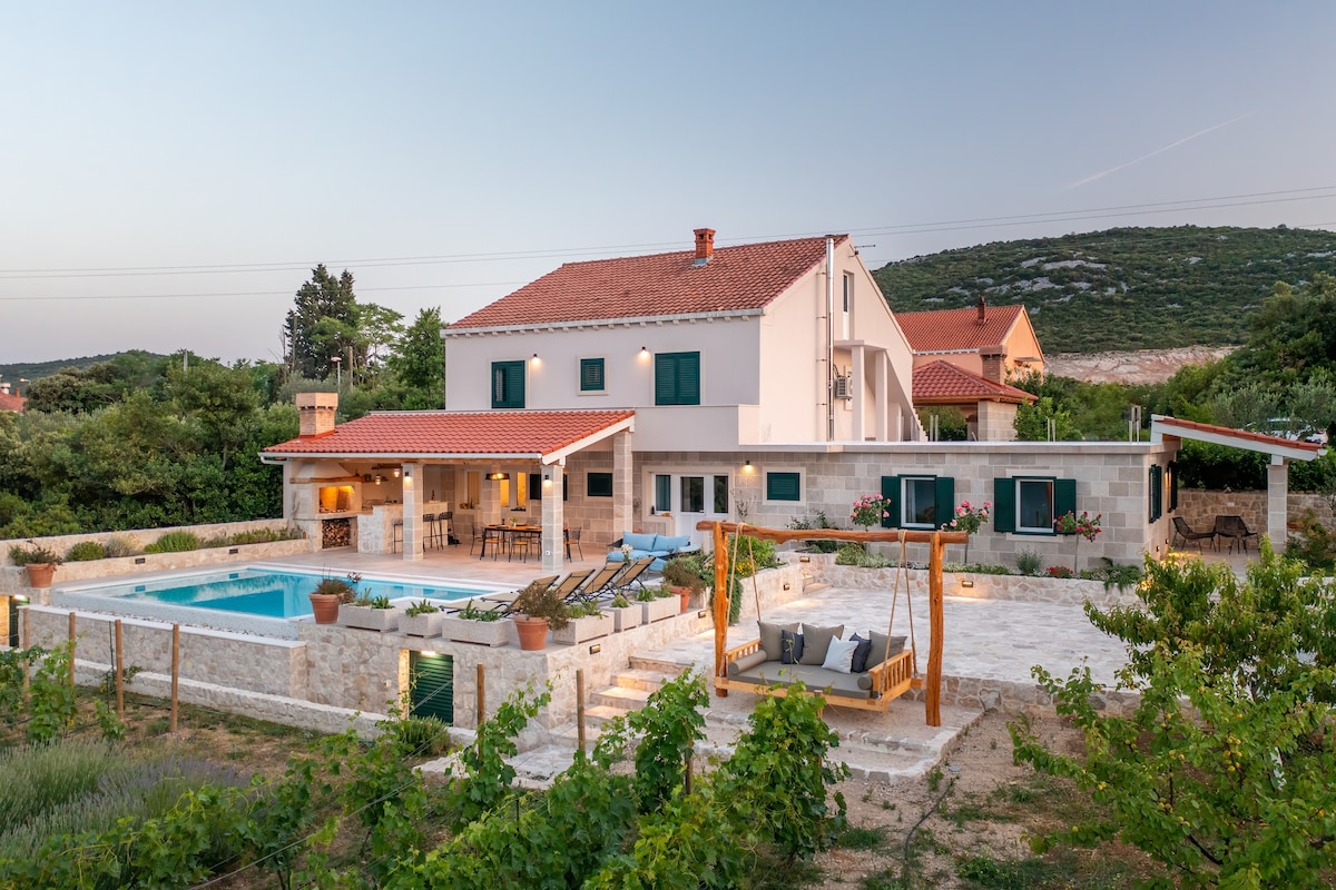 Villa with infinity pool and a garden, Ston