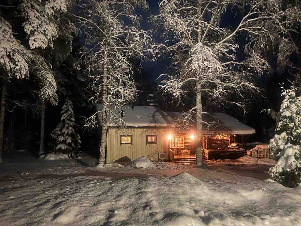 Mökki / loma-asunto porealtaalla