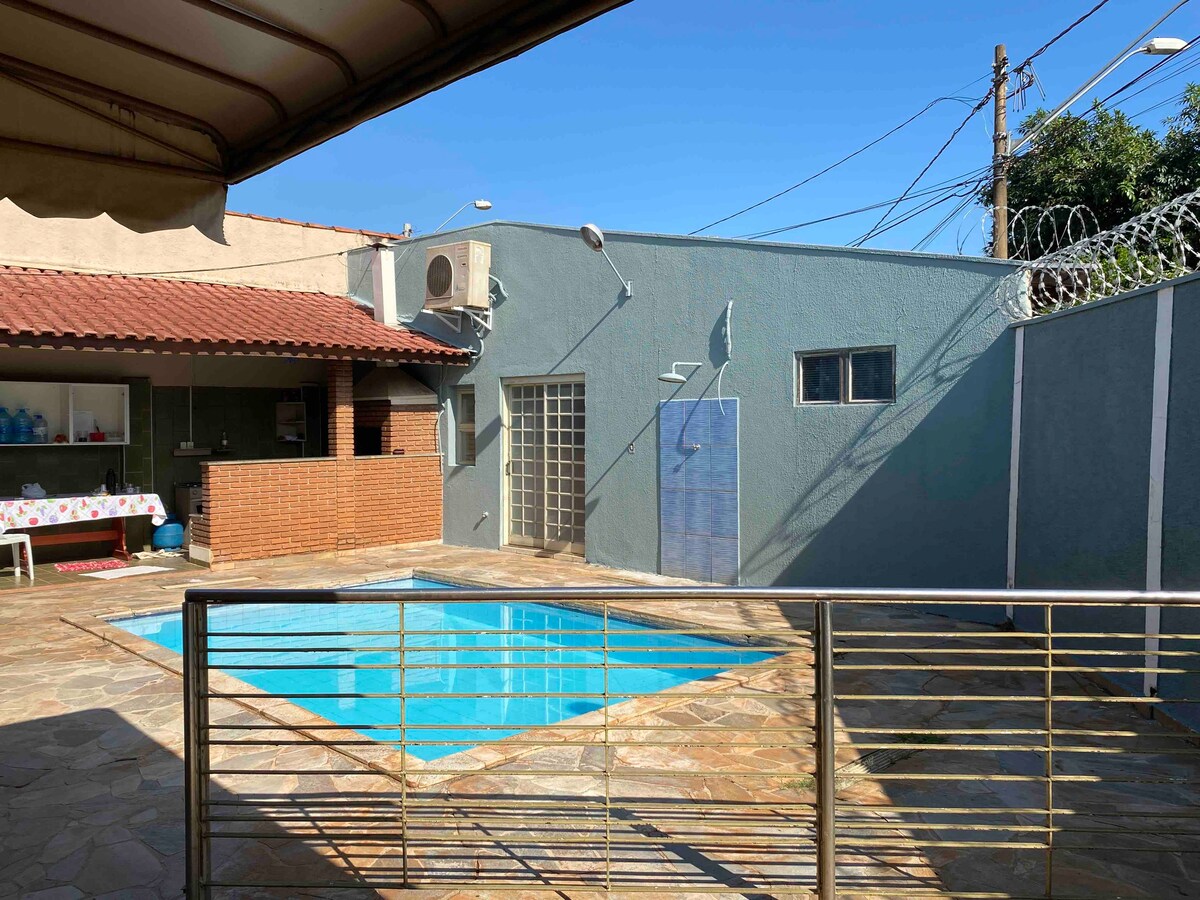 Casa com Ar condicionado, Piscina. Prox ao centro.