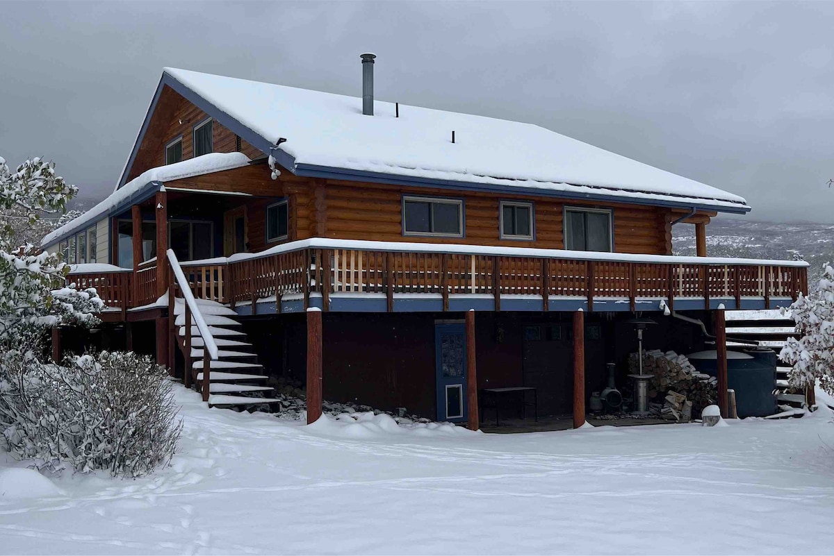 Luxury Cabin on 20 Acres with Mountain Views